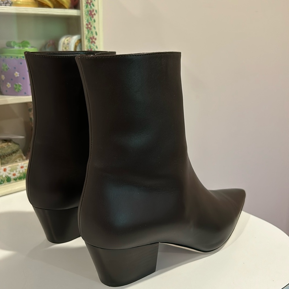 Manolo Blahnik
Agnetapla Leather Zip Ankle Boots - Picture 4 of 7